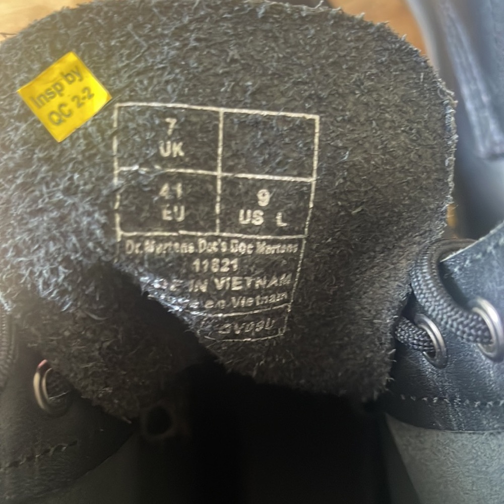NWOT Women’s Dr. Martens 1460 - Picture 3 of 4